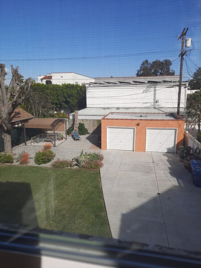 atrás - 1216 Keniston Ave