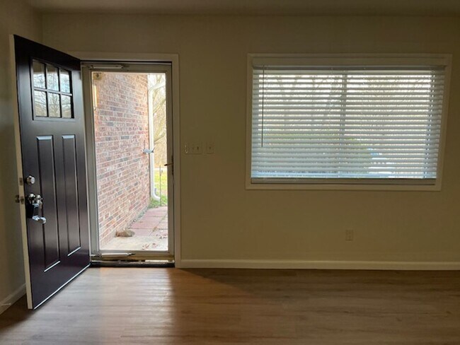 Building Photo - 2 Bedroom Duplex Rogers!