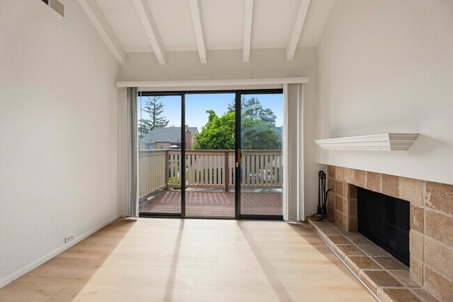 Foto del edificio - 523 Woodside Oaks