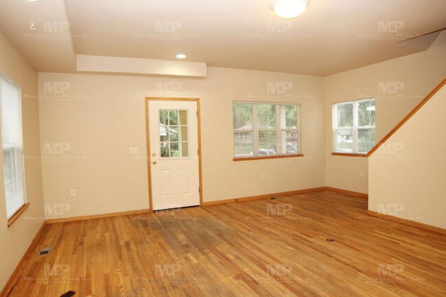 Building Photo - 522 S Whitcomb St