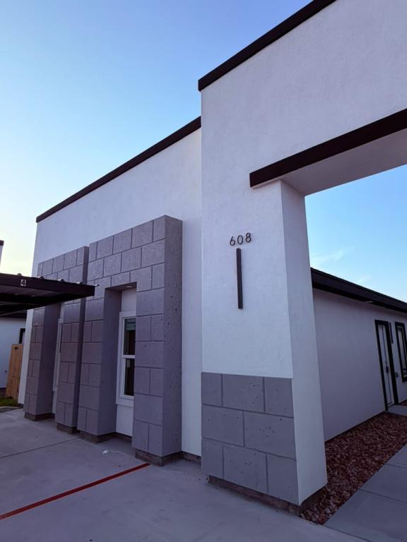Foto del edificio - 608 Mountain Rd
