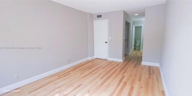 Foto del edificio - 6500 Cypress Rd