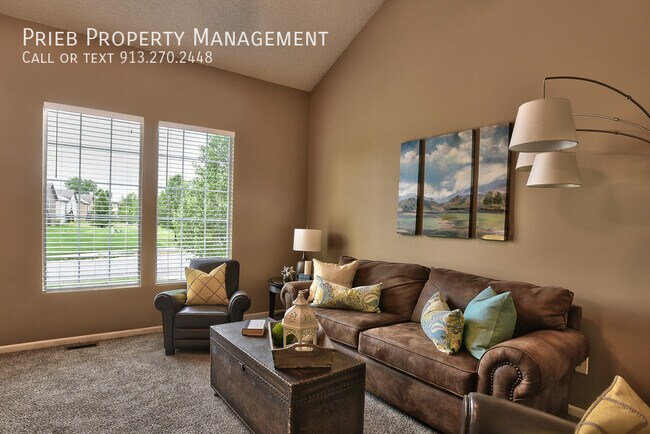 Building Photo - Fountain Gate Village Single Family Home -...