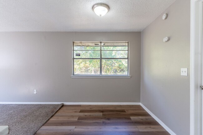 Foto del edificio - Spacious 5-Bedroom Home with Fresh Updates...