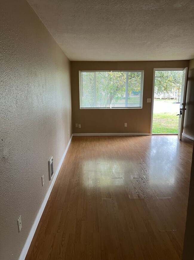 Foto del edificio - 2 bedroom, 1 bath in Triplex