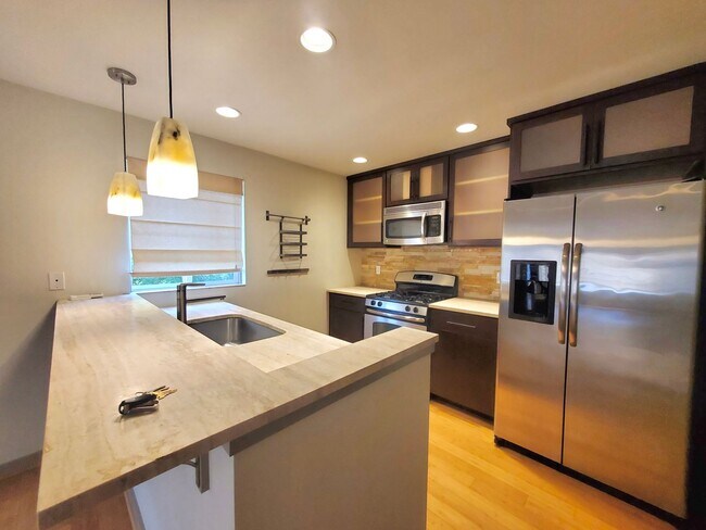 Building Photo - Great Townhome For Rent