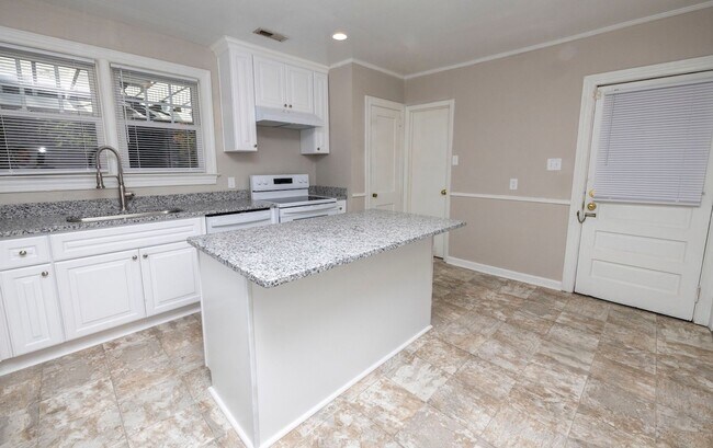 Building Photo - 3 Bedroom in Hampton Available Now!!