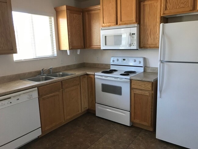 Building Photo - Cozy 2 bedroom Duplex Home