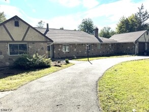 Building Photo - 111 Lake Dr E