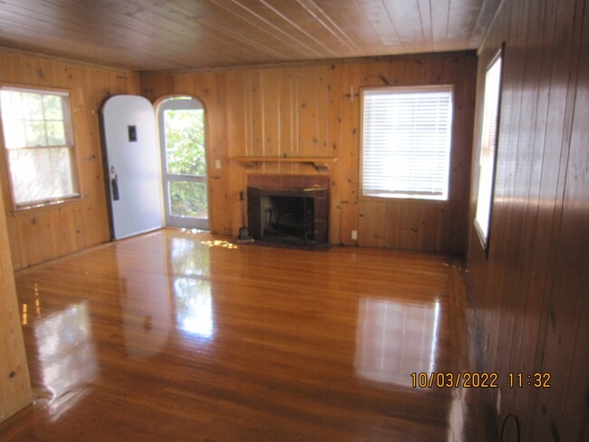 Living Room & Fireplace - 2311 Hanover St