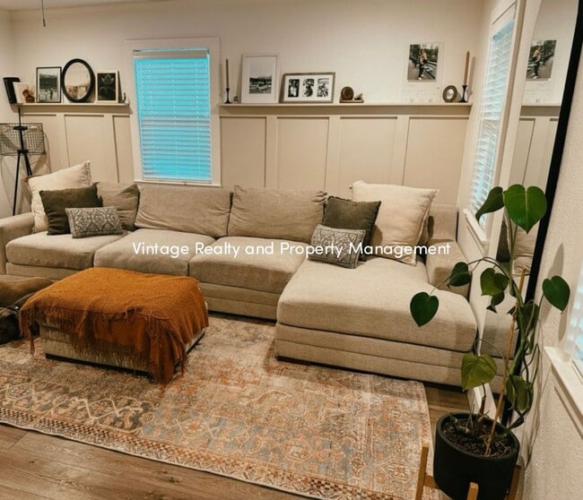 Building Photo - Available Soon! Charming Updated 2 Bed / 2...