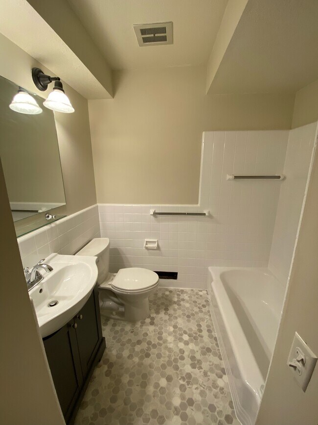 Baño de la planta principal - 3507 Aquila Ave S