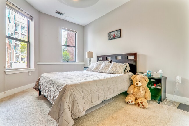 Bright BR w/walkin closet - 1800 Wilson Blvd