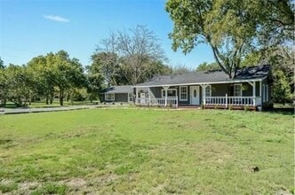 Building Photo - 441 Country Club Rd