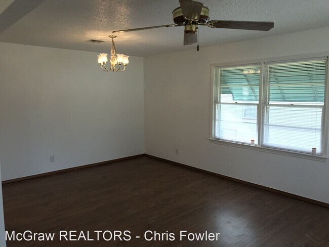 Building Photo - 2 br, 1 bath House - 303 E. 12th Place