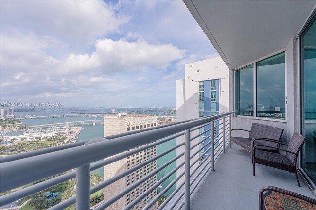 Foto del edificio - 325 S Biscayne Blvd