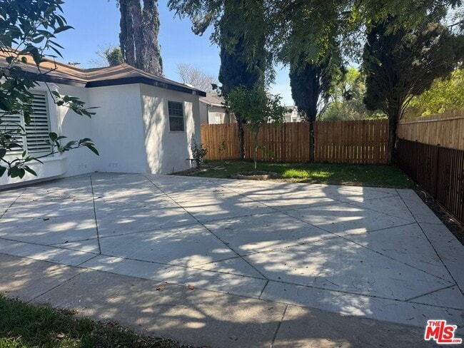 Building Photo - 6542 Zelzah Ave