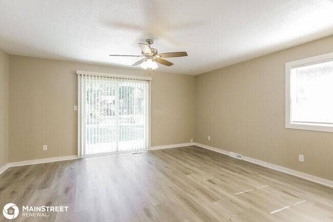 Foto del edificio - 503 NE CASTLE DR, LEES SUMMIT, MO 64086
