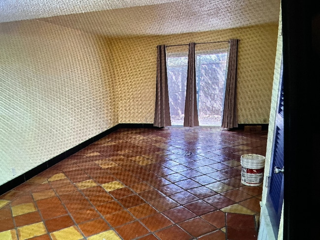 Foto del edificio - 115 W Koenig Ln