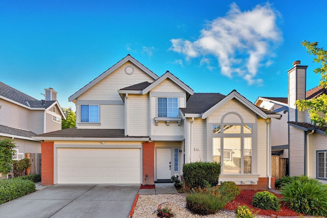 Foto principal - Updated Family Spacious Home w/ Fenced in ...