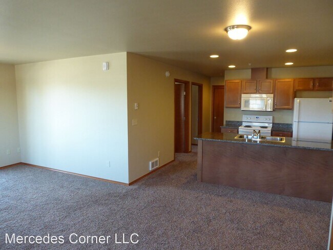 Building Photo - 2202 Mercedes Dr