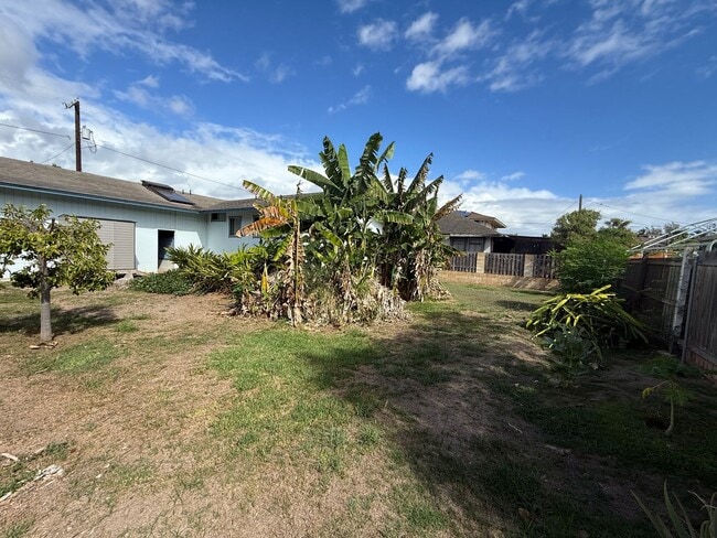 Building Photo - Kekaha 3 bed 1.5 bath single-family home