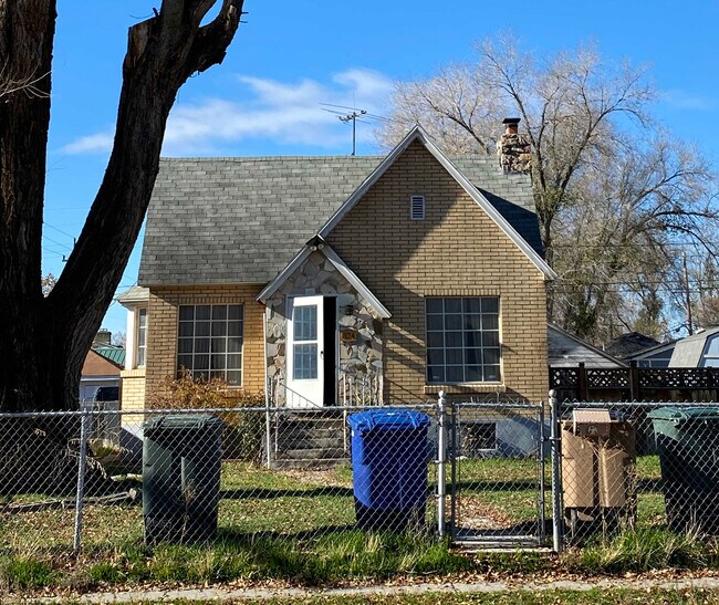 Building Photo - 874 Emery St W