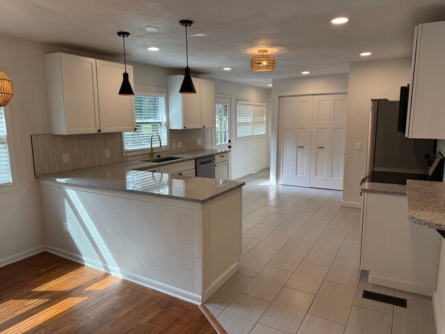 Building Photo - 3979 S Farm Road 193
