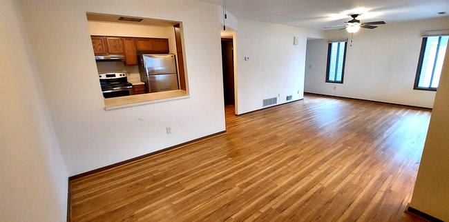 Foto del edificio - 9477 Ranchview Ln N