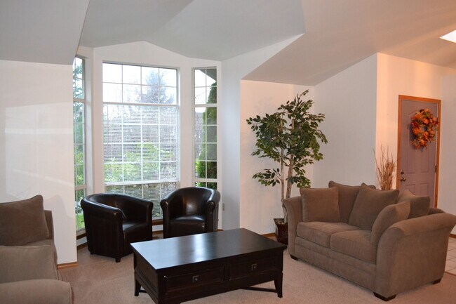 Foto del edificio - Federal Way tri-level rental home - 3 bedroom plus den, 3 bathrooms, 2 car garage!  Ready for lea...