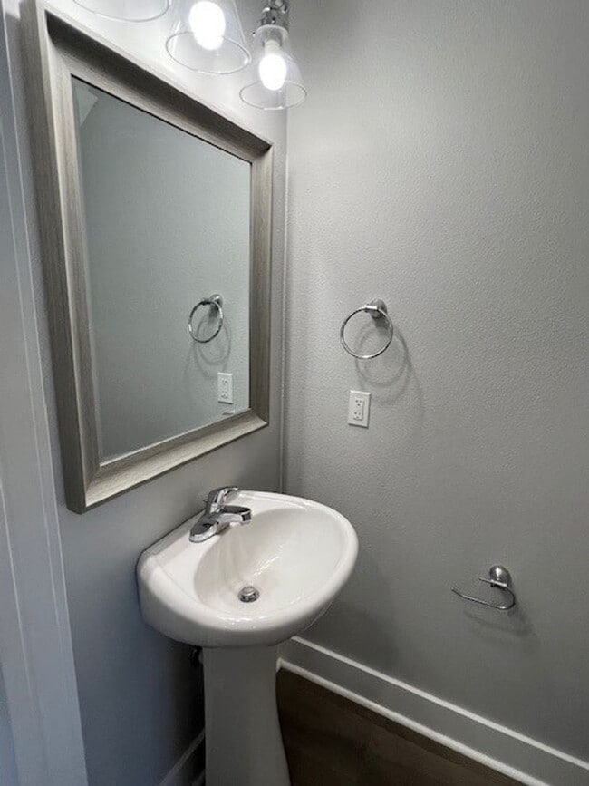 Building Photo - 3 Bedroom 2.5 Bath Townhome Available in S...