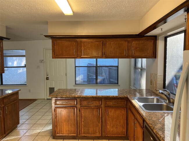 Building Photo - 2906 Green Fields Dr