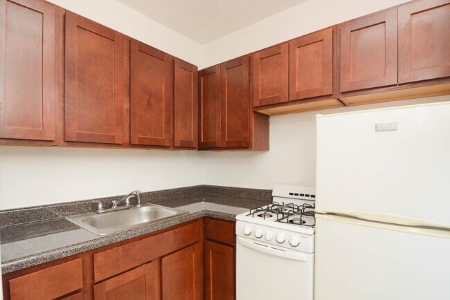 Building Photo - 708 W Belmont Ave