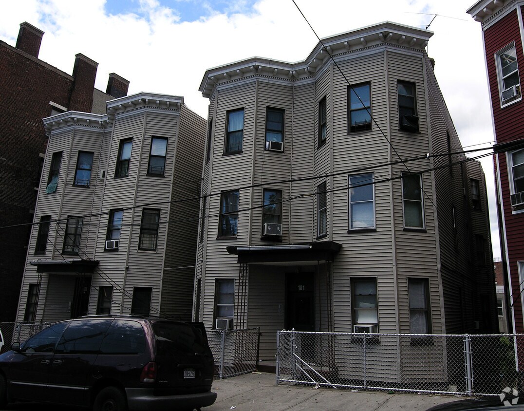 Primary Photo - 181-185 Linden St