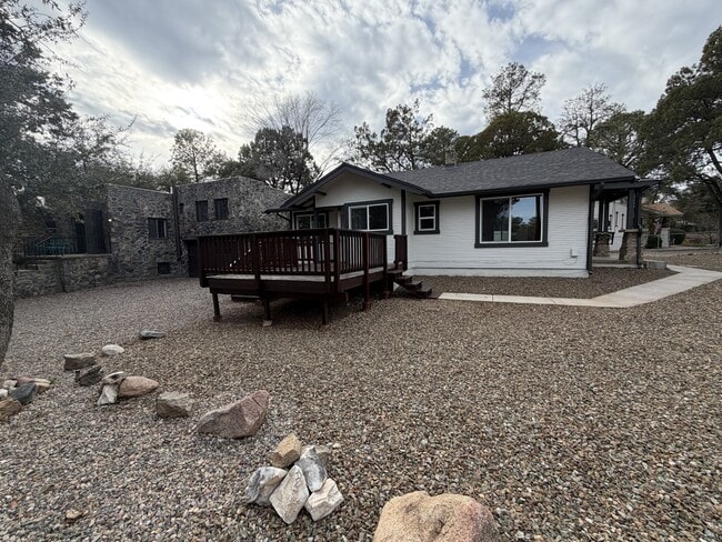 Building Photo - 703 Country Club Dr