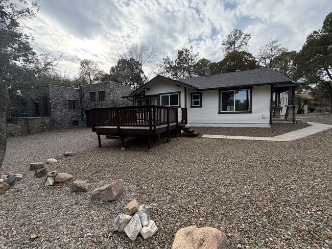 Foto del edificio - 703 Country Club Dr