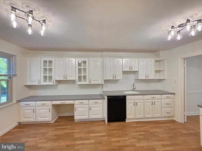 Building Photo - 5814 Tudor Ln