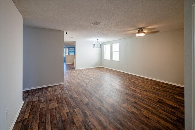 Building Photo - Totally Remodeled 4 bed 2 bath