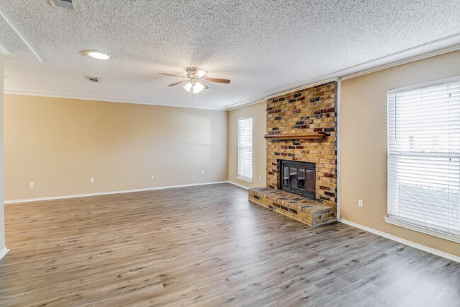 Foto del edificio - 1350 Greenbriar Ln