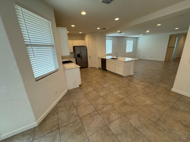 Building Photo - Beautiful Surprise Home: 4 Bd, 3 Ba