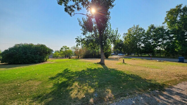 Foto del edificio - Home on Two Acres with Pets Considered