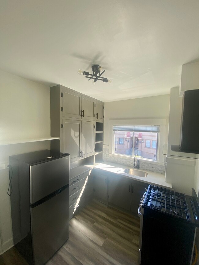 Kitchen - 323 E 15th St
