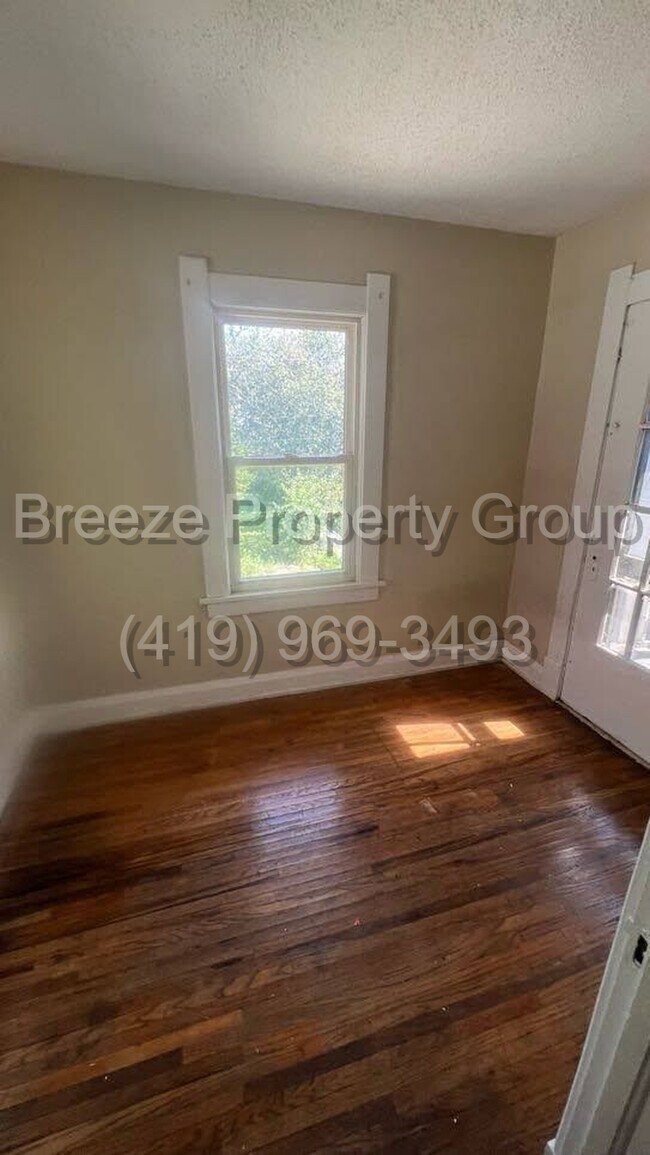 Building Photo - 4228 N Lockwood Ave