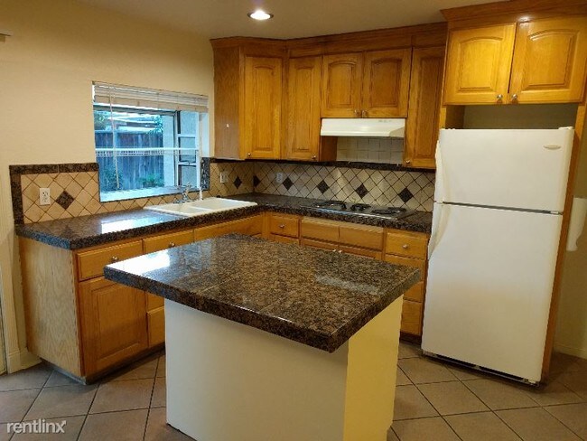 Foto del edificio - 6 br, 3.5 bath House - 1421 Joe Dimaggio Ct