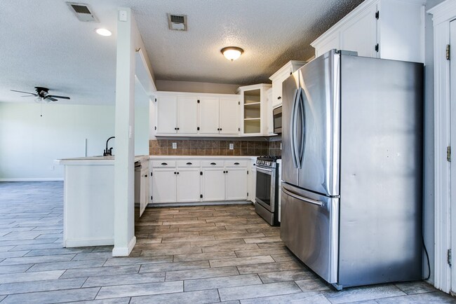 Foto del edificio - 6 MONTH LEASE! Super cute 4 bedroom, 2.5 bath home AVAILABLE NOW!