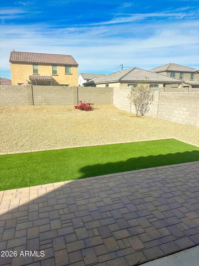 Foto del edificio - 24588 W Flores Dr