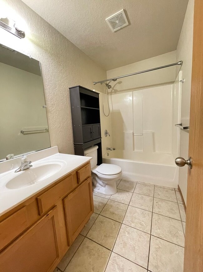 Building Photo - 108/118 Boone Crossing Drive