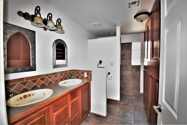 Building Photo - Beautiful 3 Bed/2Bath Townhouse Home off of Roadrunner Pkwy