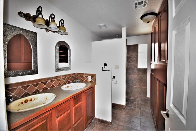 Foto del edificio - Beautiful 3 Bed/2Bath Townhouse Home off of Roadrunner Pkwy