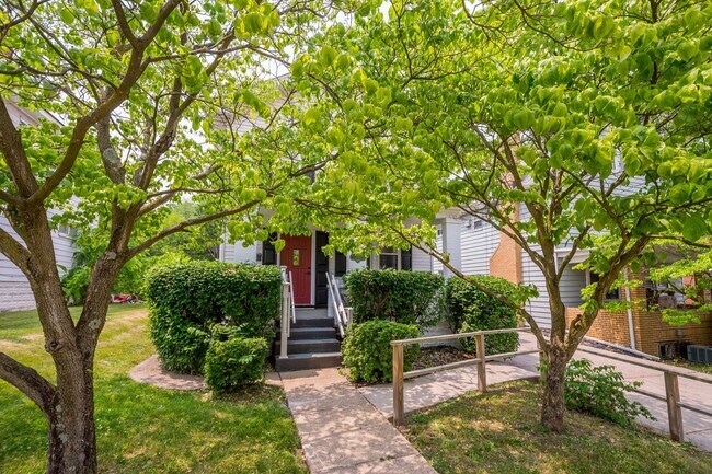 Building Photo - AVAILABLE JAN 1ST 2025!! GORGEOUS 3 BEDROO...
